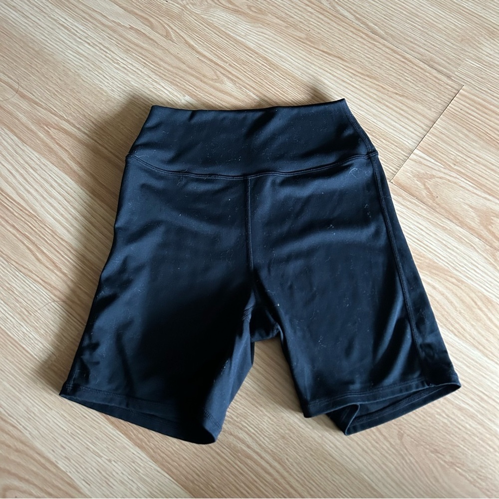 WeWoreWhat Black 6” Biker Shorts Small